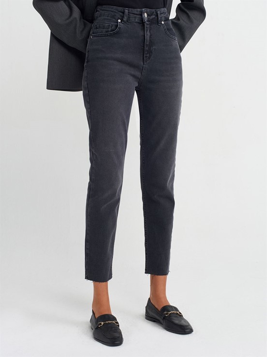 Dilvin Paçası Dikişsiz Eskitmeli Denim Mom Pantolon