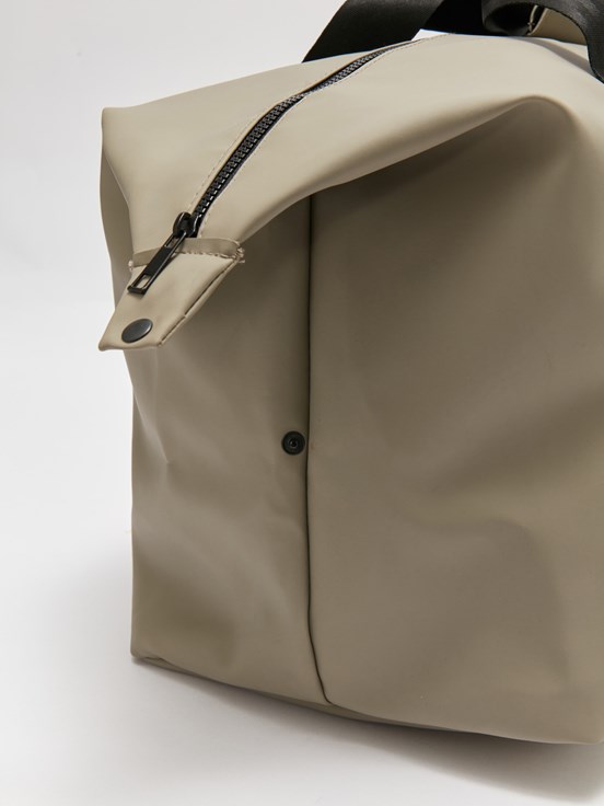 Etiket Baskılı Erkek Spor Çantası KOYU BEJ