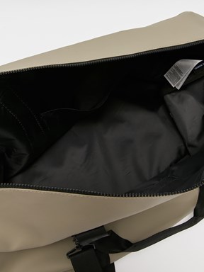 Etiket Baskılı Erkek Spor Çantası KOYU BEJ