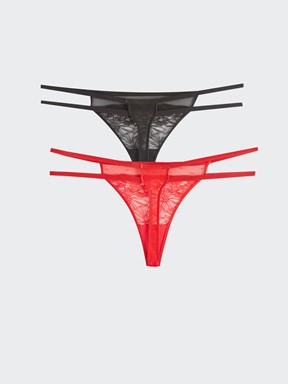 Men uni kochada uchratdim, uyiga olib keldim va uni sikdim.